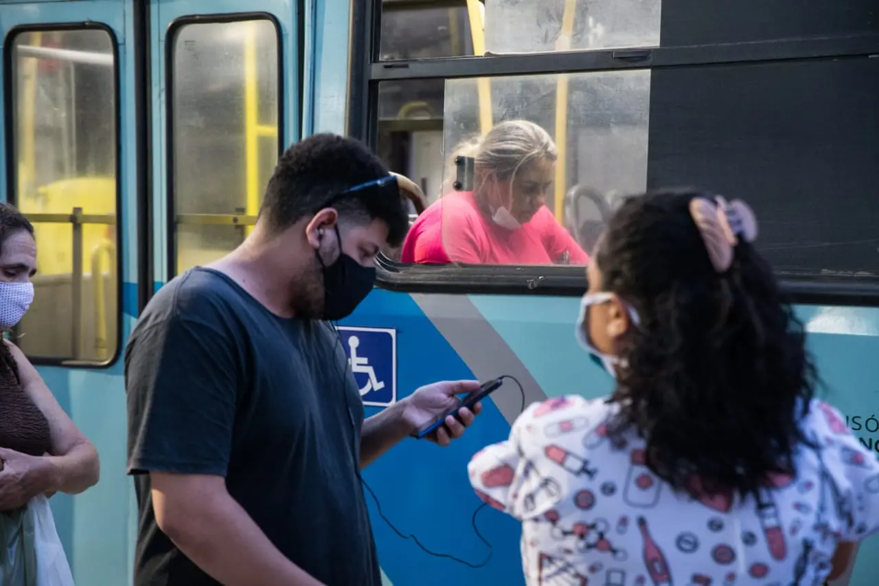 movimentação de passageiros em parada de ônibus no centro de fortaleza