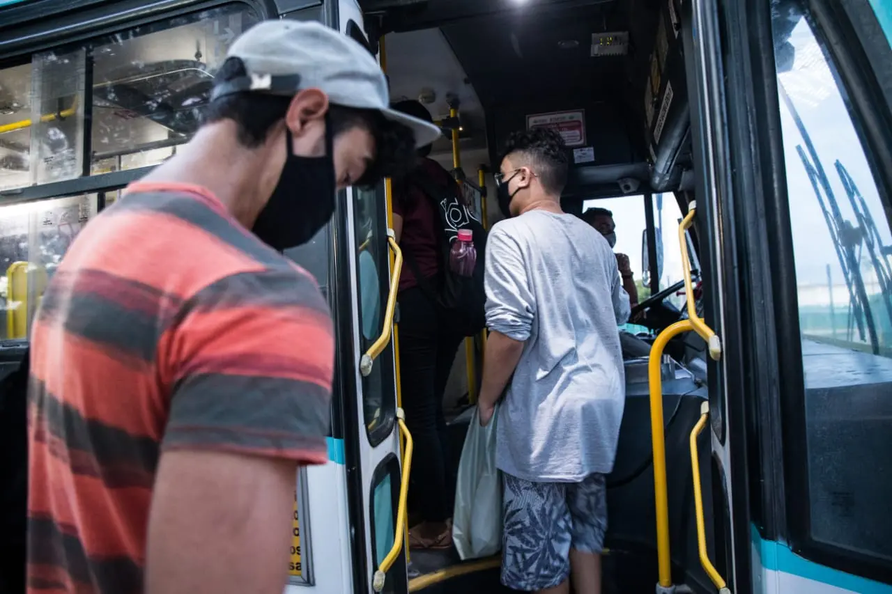 passageiros embarcando em ônibus