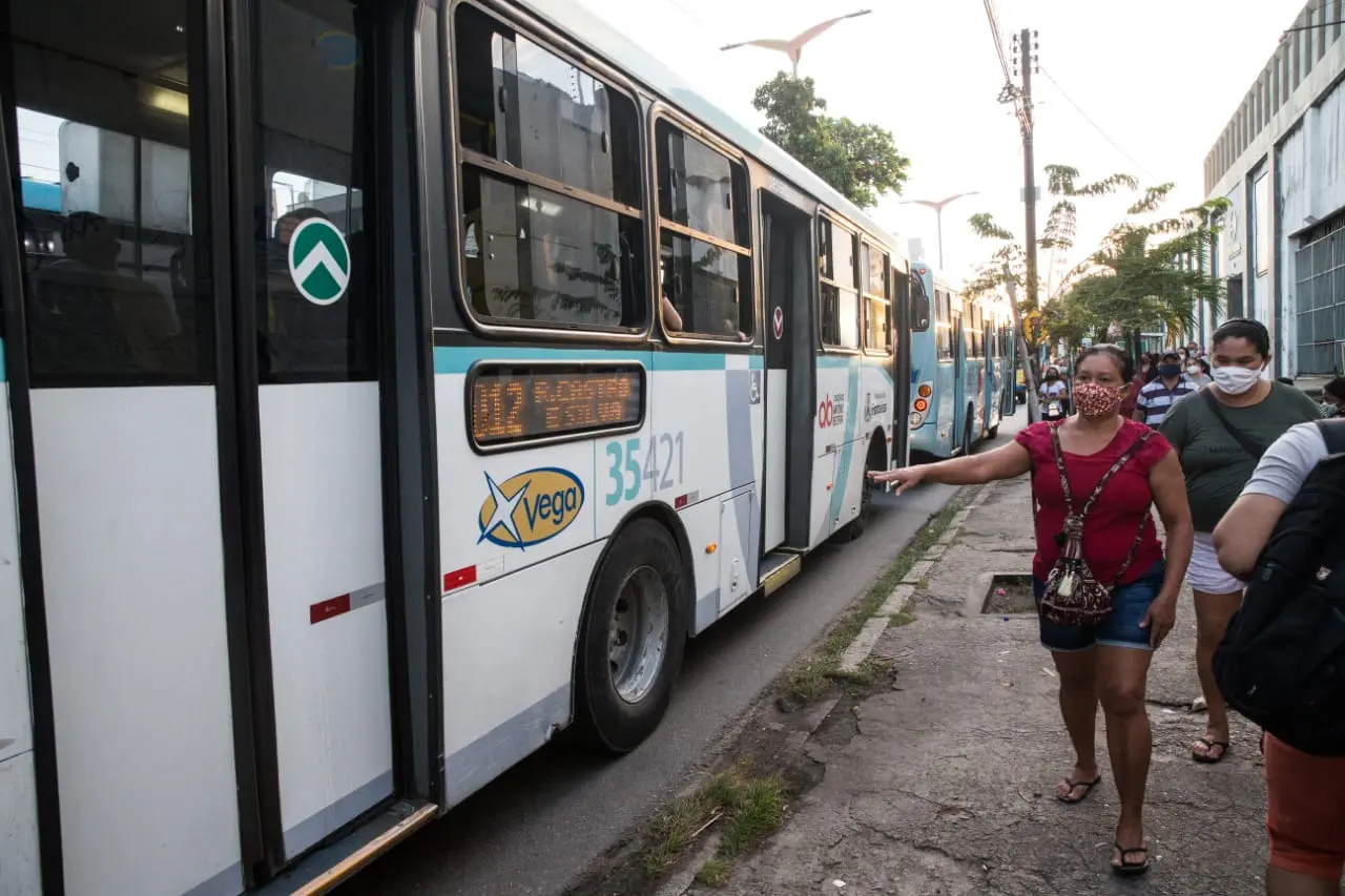passageira dando sinal para ônibus no centro de fortaleza