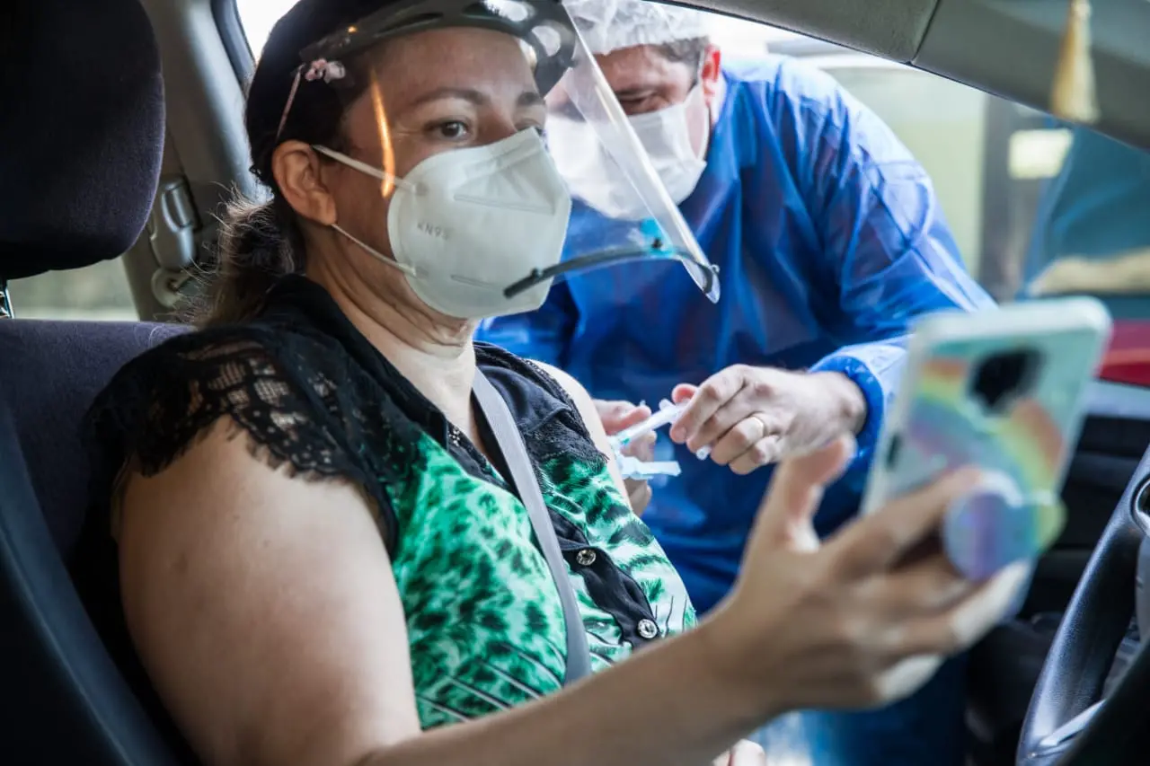 Foram vacinados 10,7 mil profissionais da educação superior e 40,1 mil profissionais da educação básica.