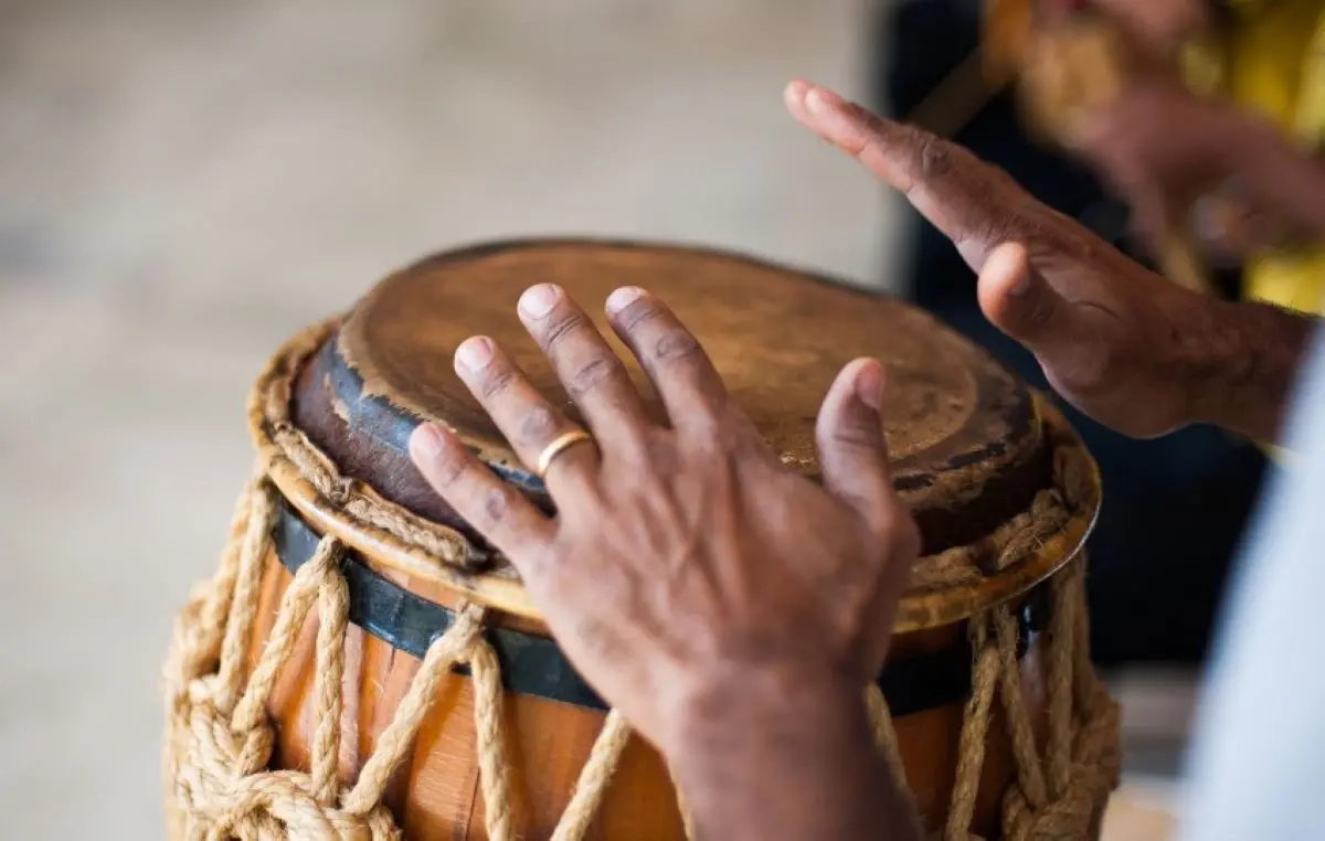foto de pessoa tocando tambor durante roda