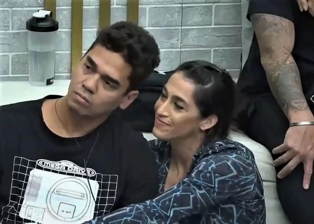 foto de daniele hypólito e fábio castro na sala da casa do power couple aguardando resultado da prova