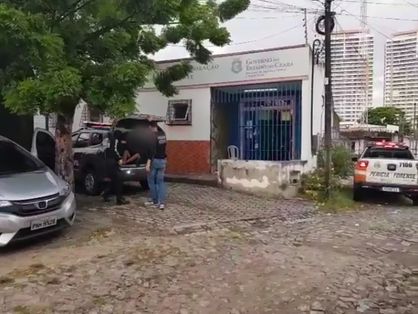 Polícia divulgou vídeo de um homem sendo levado para Dececa