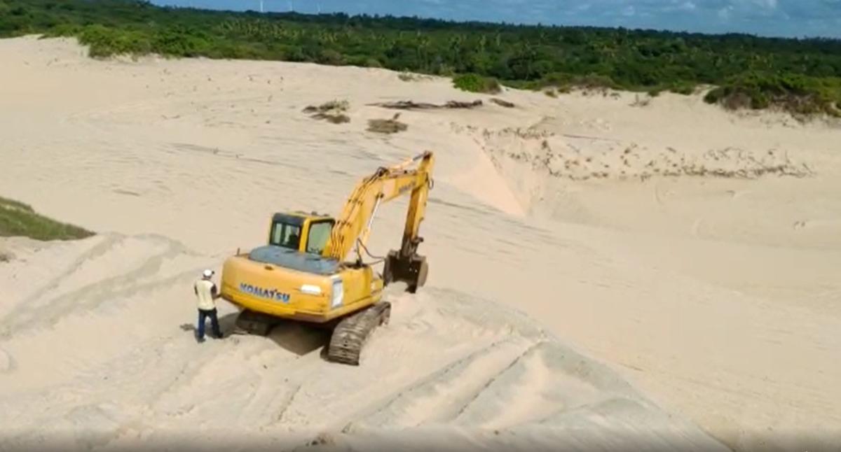 Retroescavadeira retirando areia da duna
