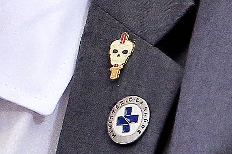 Em junho de 2020, um broche usado pelo então secretário executivo do Ministério da Saúde, contendo um crânio atravessado por uma faca, gerou polêmica em coletiva de imprensa