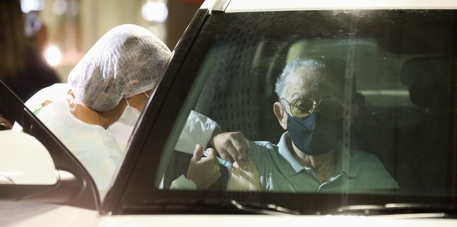 Idoso é vacinado dentro do Carro