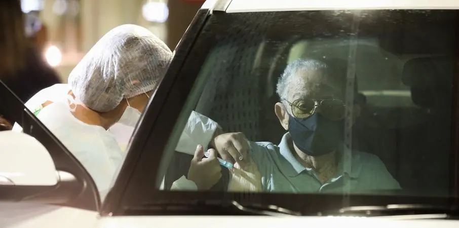 Idoso é vacinado dentro do Carro