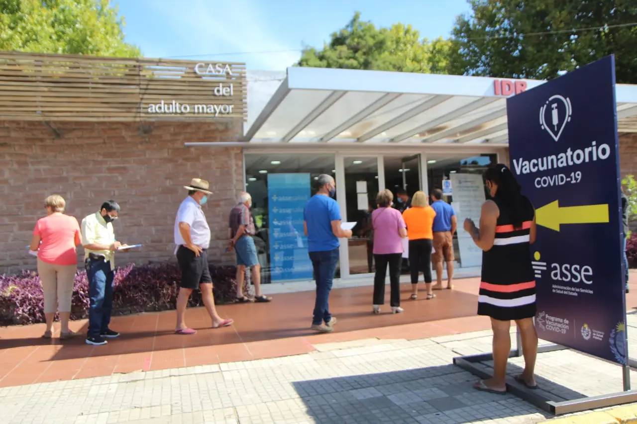 fila para vacinação em rivera, uruguai