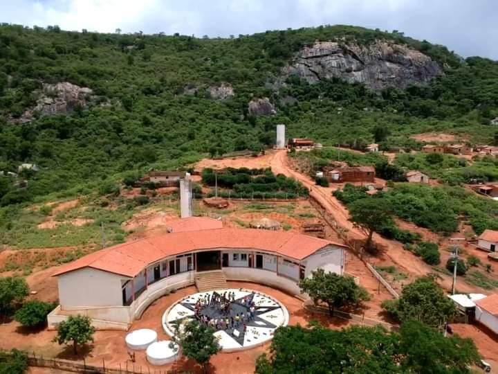 Comunidade vive cercada para evitar o contato com as demais pessoas