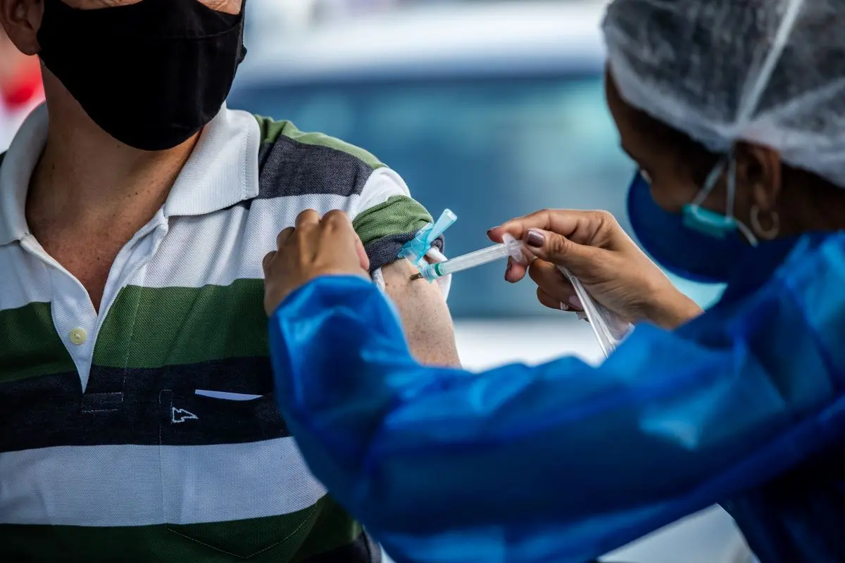 pessoa sendo vacinada contra a Covid-19