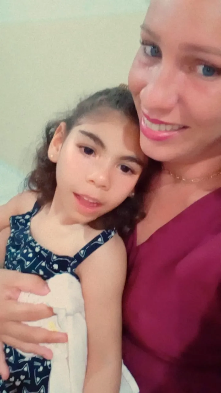Luciana e a filha Ana Lis, hoje com cinco anos e três meses