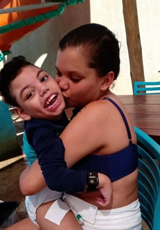 Sabrina e o filho João Henzo estão há três meses sem receber o suplemento alimentar