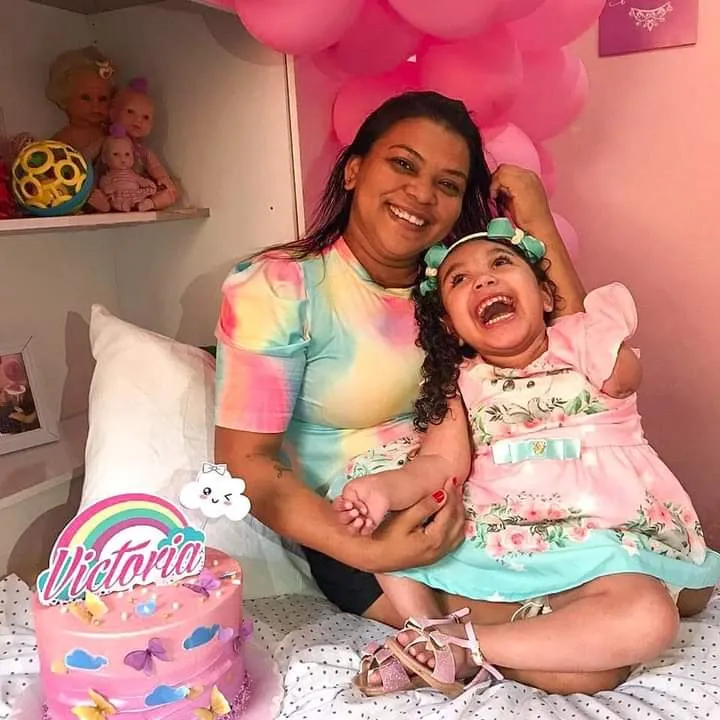 Victória e a mãe vivem no município de Apuiarés, na Região Norte do Ceará