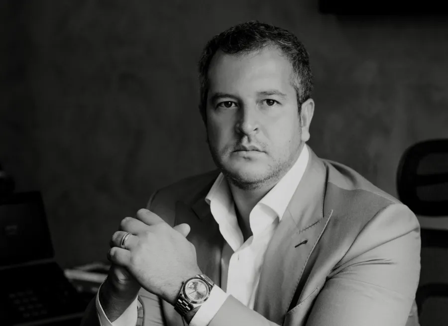 Anderson Albuquerque é advogado e sócio do escritório Albuquerque & Alvarenga - Advogados