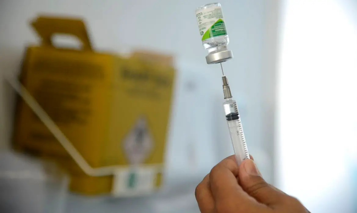 Profissional segura frasco de vacina