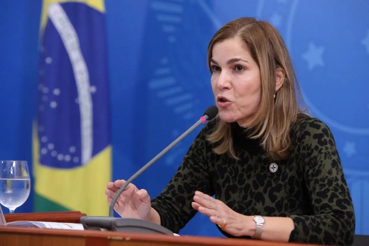 Mayra Pinheiro fala ao microfone em um evento do governo federal