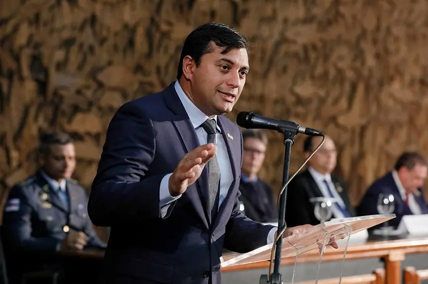 Governador falando ao microfone