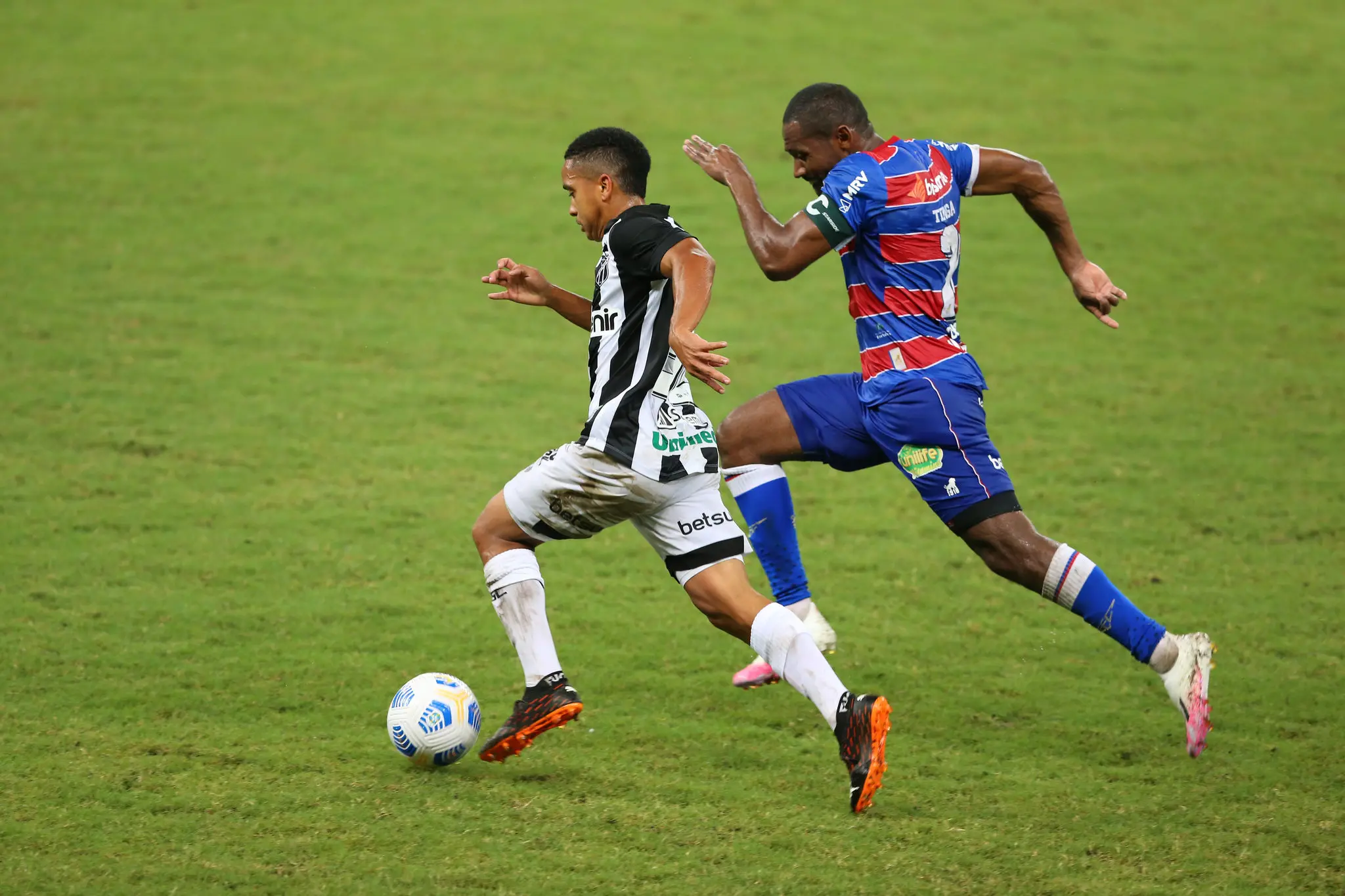 João Victor, do Ceará, e Tinga, do Fortaleza, disputam bola