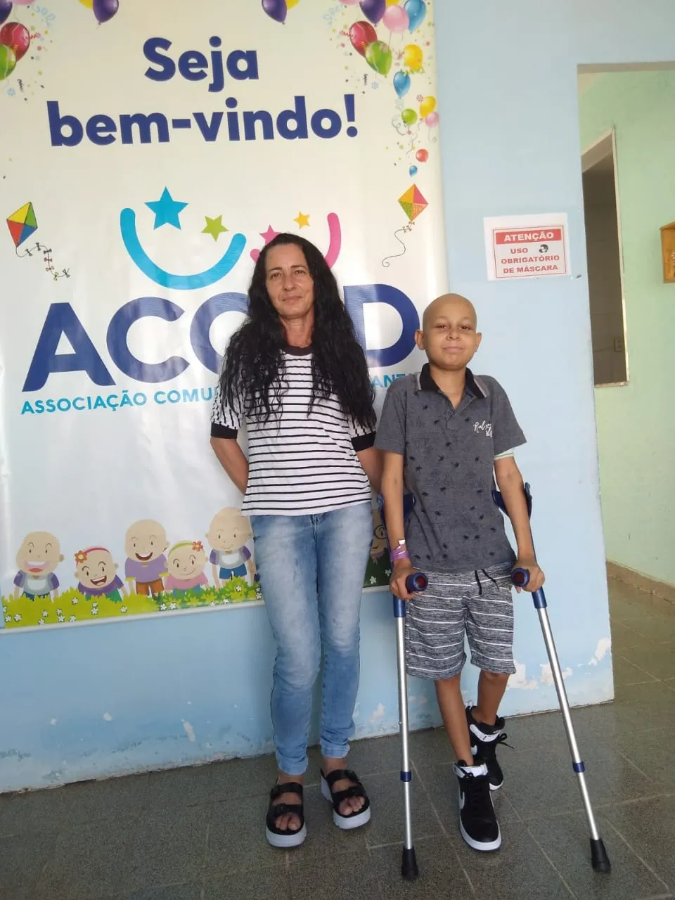 Henrique precisou retirar o fêmur e incluir uma prótese, passando a necessitar de cadeira de rodas e muletas durante a recuperação