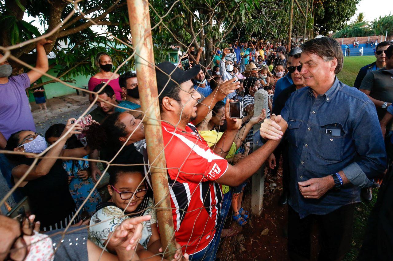 sem máscara, bolsonaro cumprimenta moradores no interior de goiás