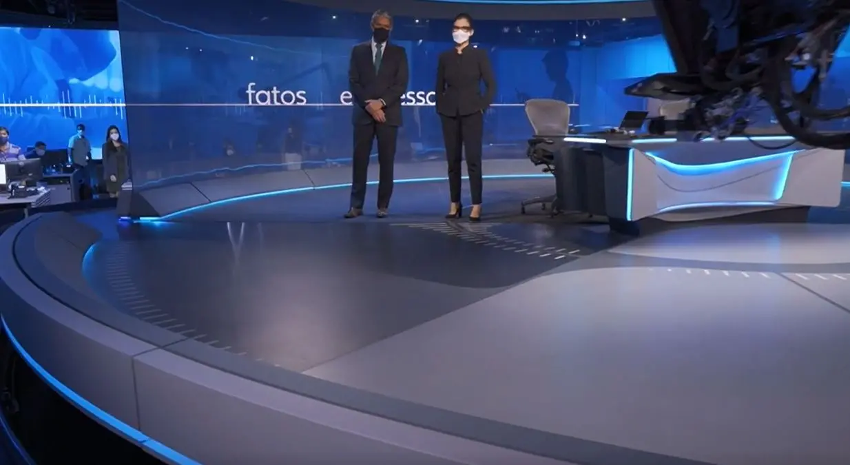 William Bonner e Renata Vasconcelos de máscara no estúdio