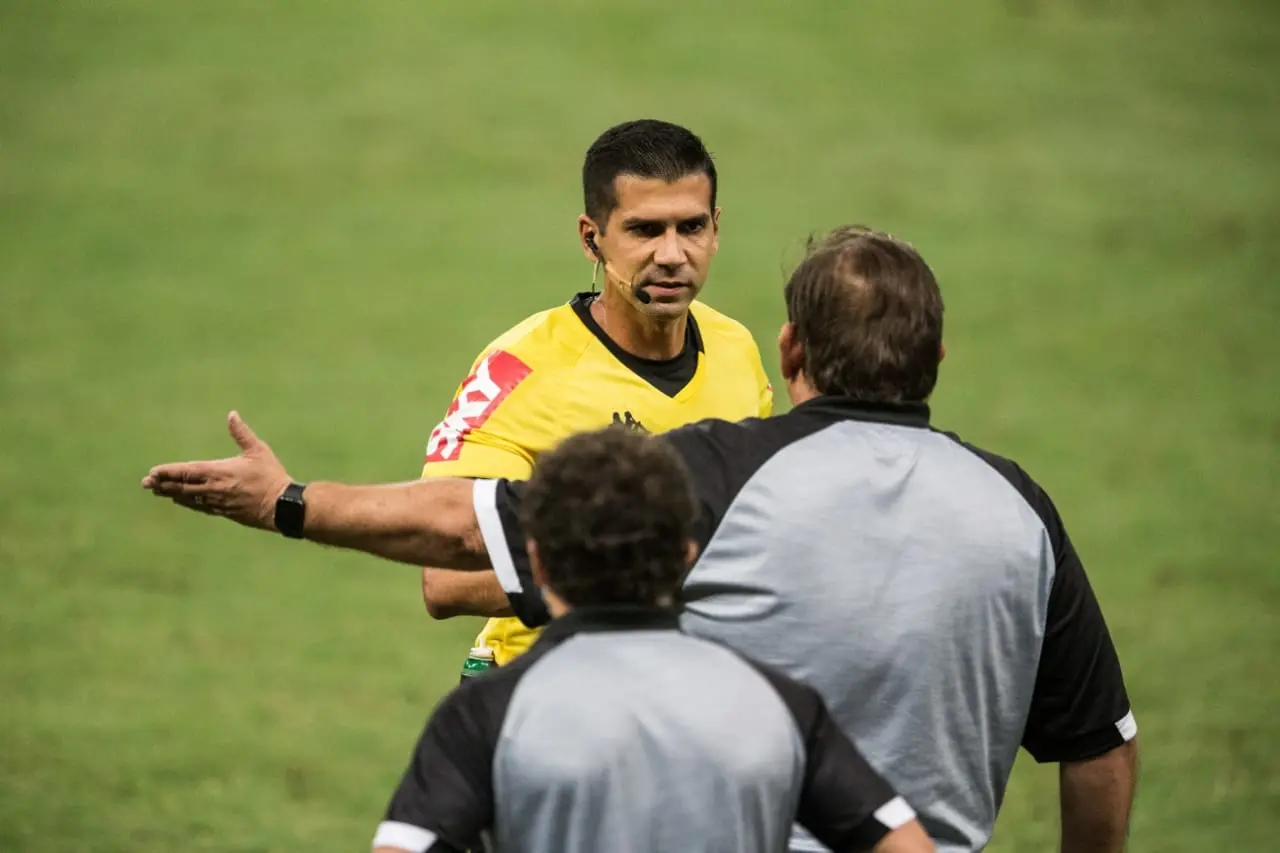 Comissão técnica do Ceará reclama com a arbitragem