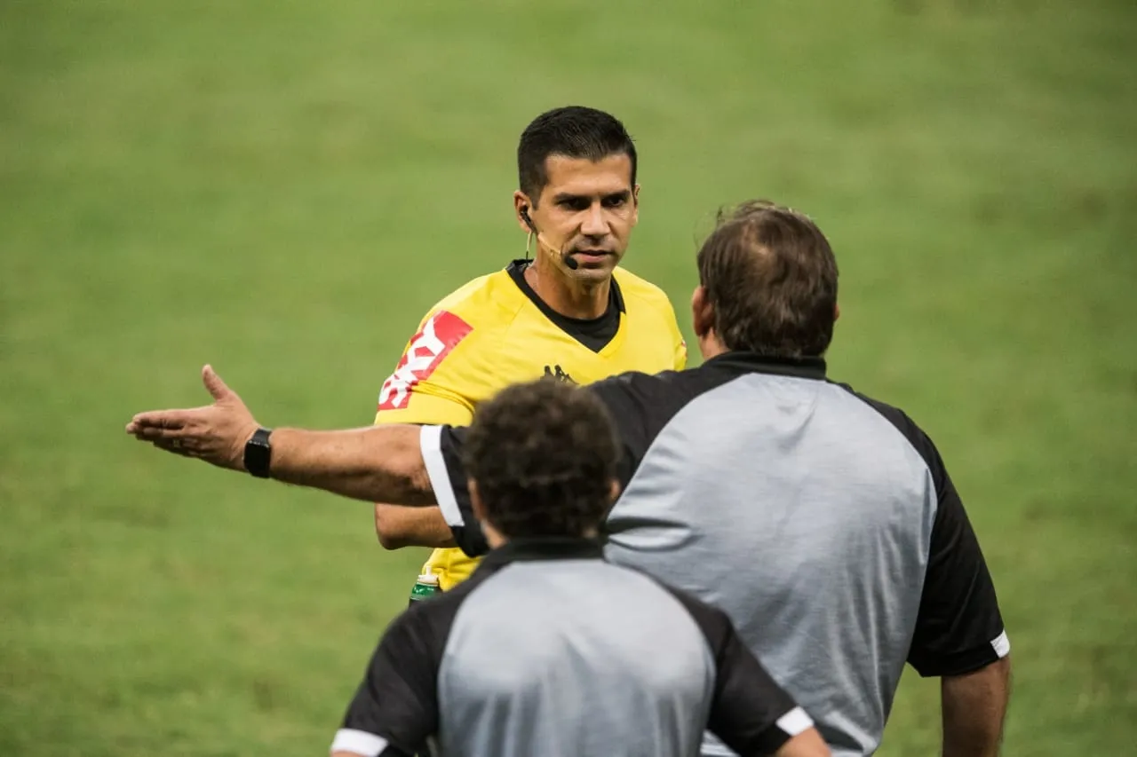 A comissão técnica do Ceará reclamou muito com a arbitragem