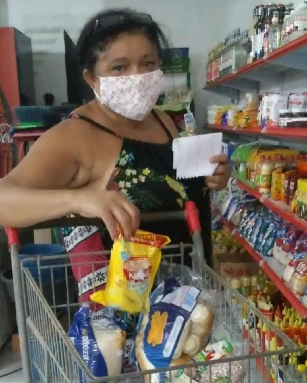 Por meio de voucher, pessoas podem fazer compras em estabelecimentos locais.