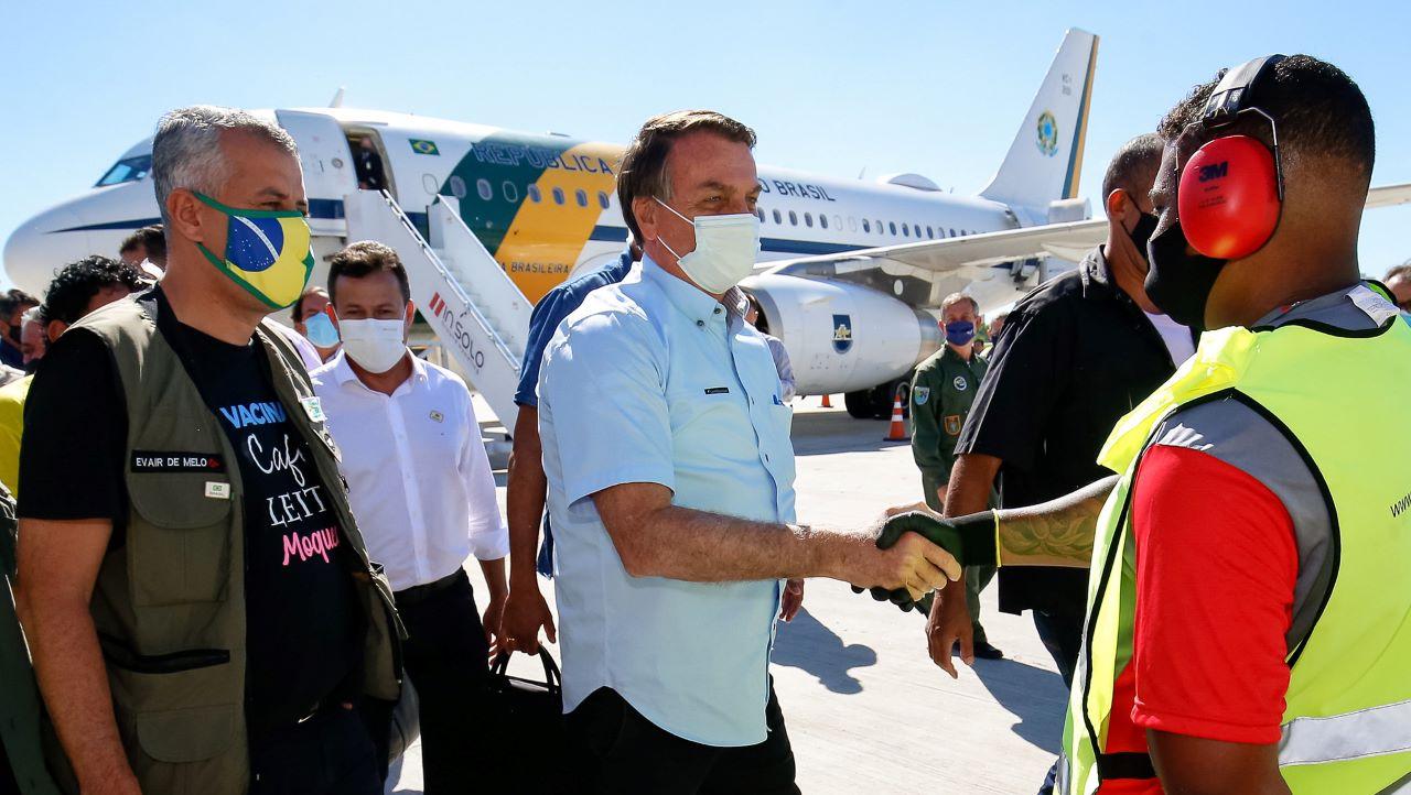 Bolsonaro entra em voo comercial e responde aos críticos ...