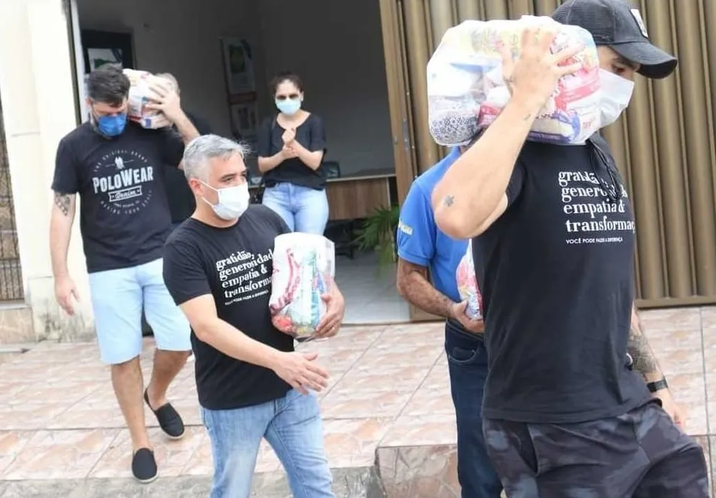 Voluntários percorrem comunidades carentes entregando as arrecadações.