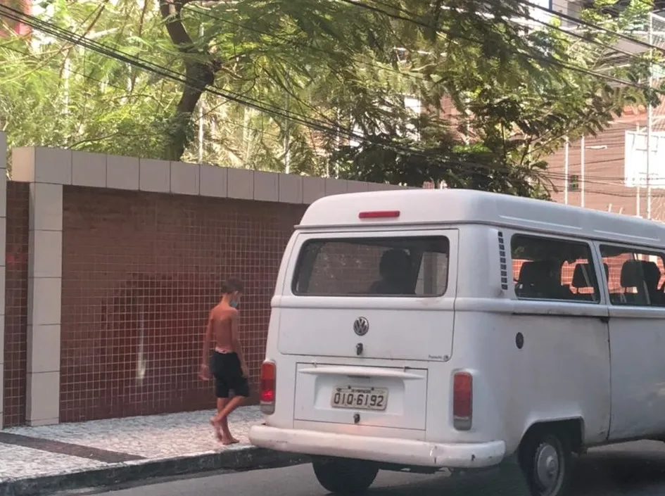 Descalço, criança pede dinheiro em semáforo do bairro Cocó, em Fortaleza