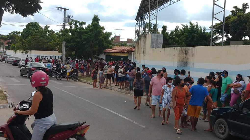 Pessoas se aglomeram em filas para receberem doses da vacina contra a Covid-19 em Cascavel, Ceará