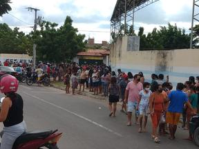 Pessoas se aglomeram em filas para receberem doses da vacina contra a Covid-19 em Cascavel, Ceará