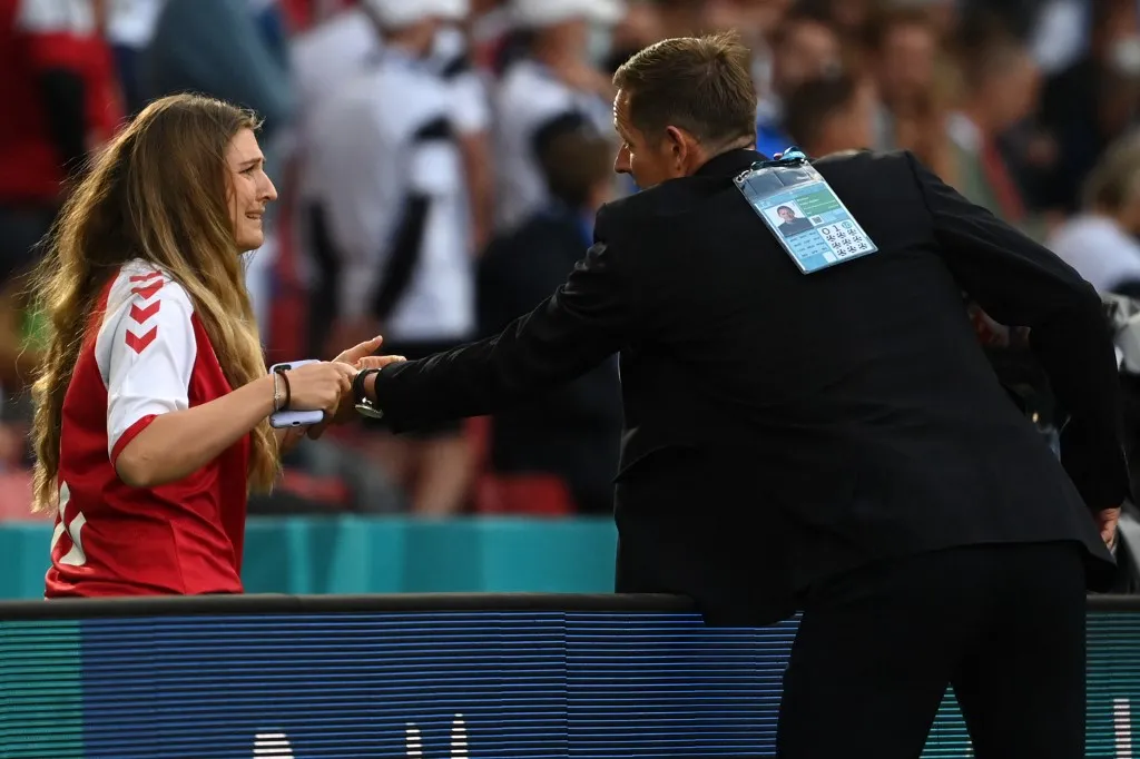 Esposa do jogador Christian Eriksen estava no estádio na hora do ocorrido