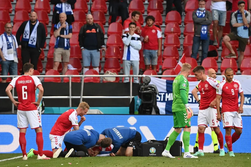 A UEFA, federação europeia de futebol, confirmou que o jogador foi enviado ao hospital de Copenhague com um quadro de saúde estável