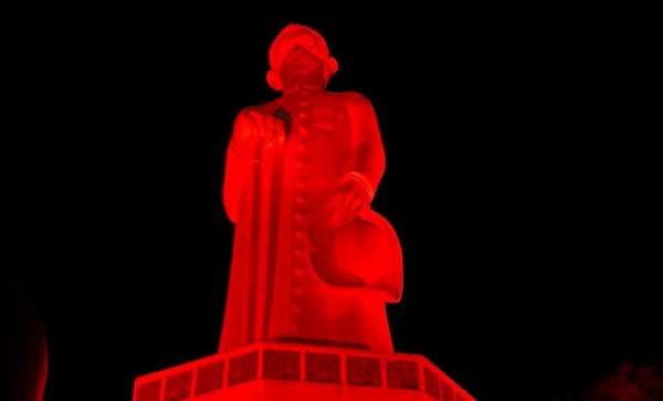 Padre Cícero, em Juazeiro do Norte, recebeu iluminação em vermelho em alusão ao Junho Vermelho