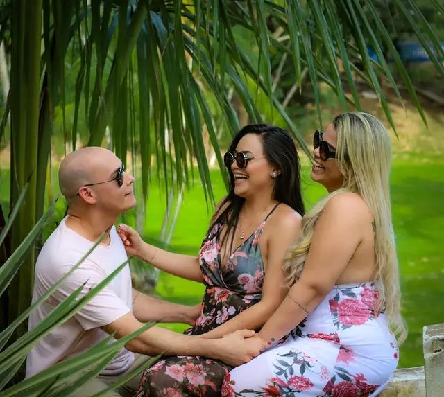 Os três estão juntos há quase um ano