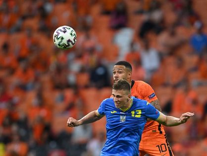Atletas de Holanda e Ucrânia disputam bola