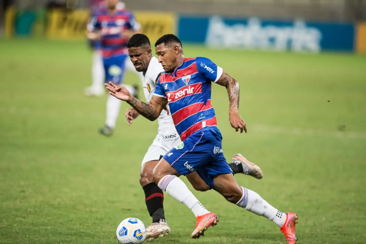 Atletas de Fortaleza e Sport disputam bola