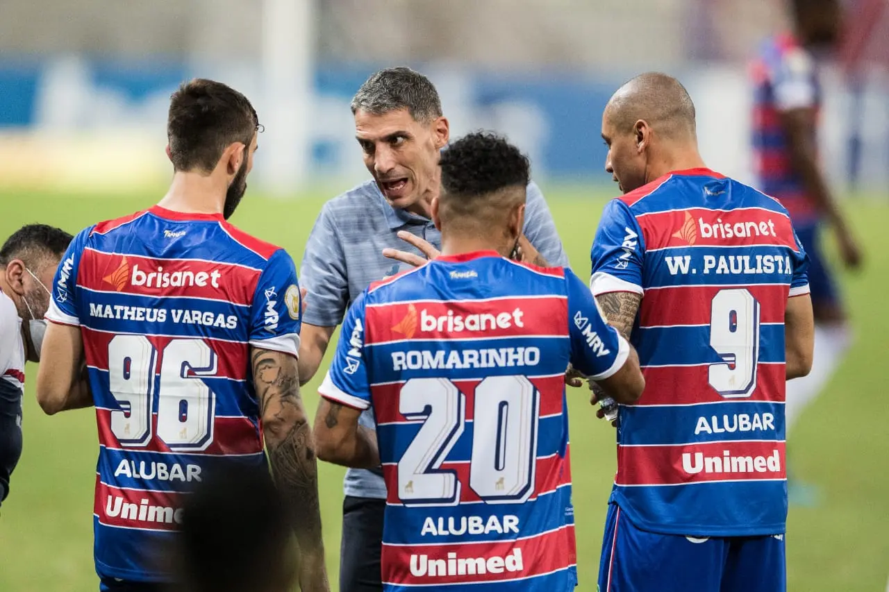 Vojvoda conversa com elenco do Fortaleza