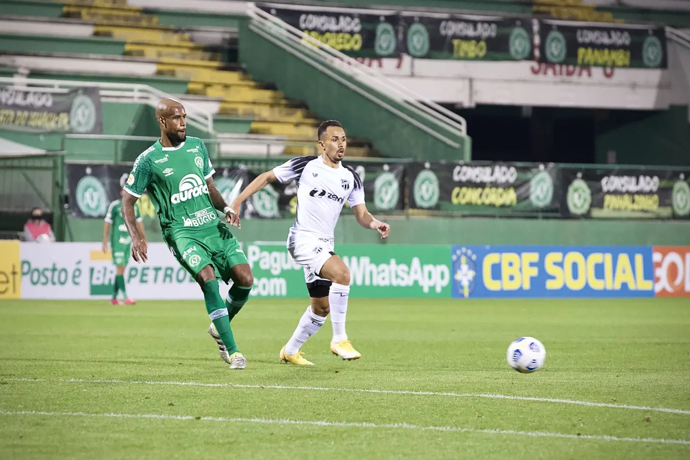 Lima observa jogador da Chape realizar passe