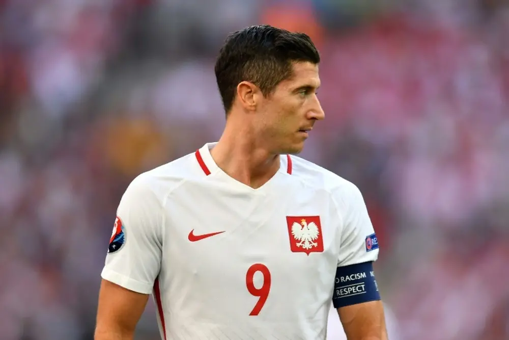 Lewandowski com semblante sério pela Polônia