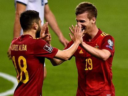 Atletas da Espanha comemoram gol