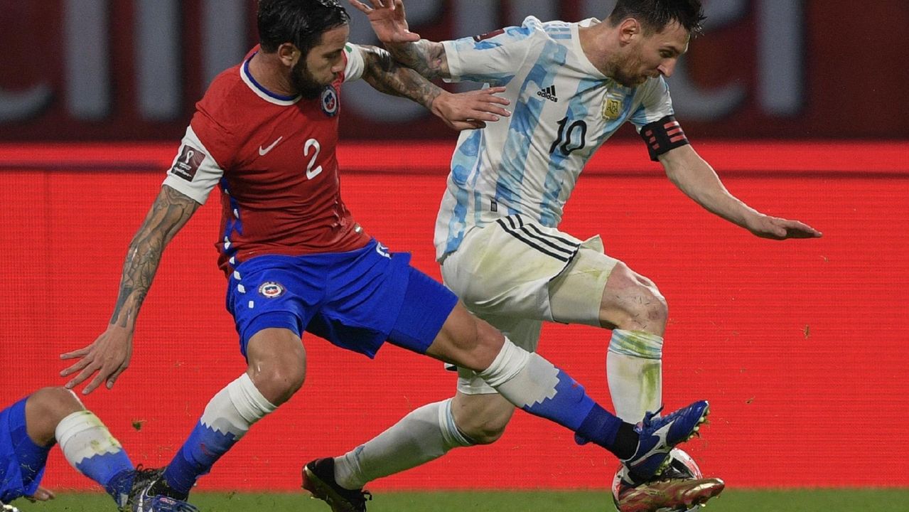 Atletas de Argentina e Chile disputam bola na Copa América