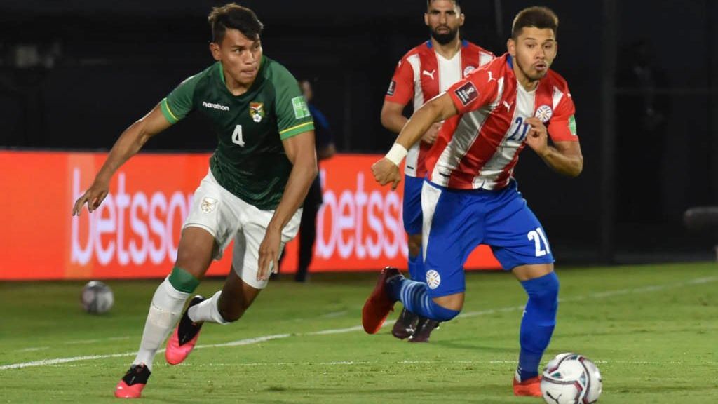 Atletas de Paraguai e Bolívia disputam bola