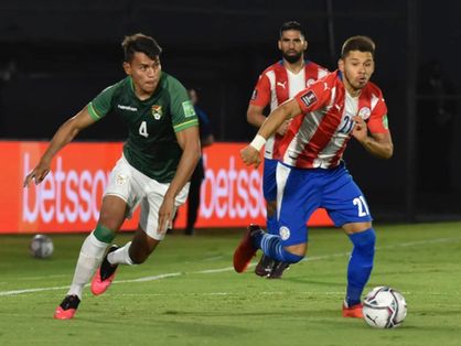 Atletas de Paraguai e Bolívia disputam bola