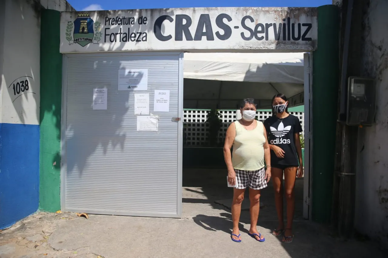 Já tendo recebido a primeira dose da vacina contra Covid-19, Marlinda buscou o CRAS Serviluz para cadastrar a sobrinha