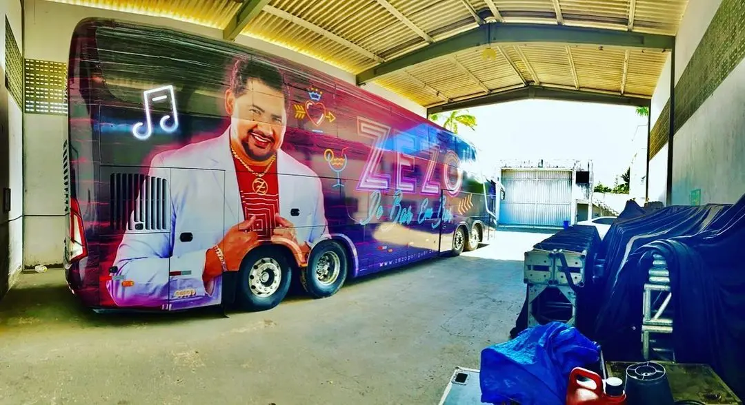 Foto do ônibus de Zezo parado na garagem há mais de ano