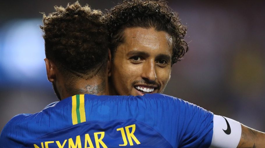 Neymar e Marquinhos se abraçam em comemoração