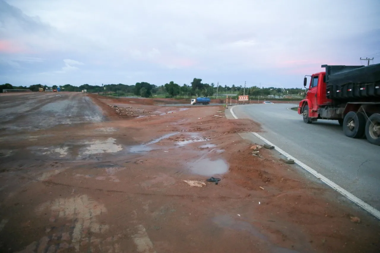 Consórcio responsáveis pelas obras no Anel Viário abandonou canteiro mais uma vez.